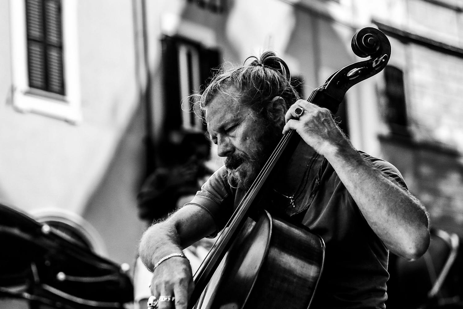 En mann spiller cello i Romas gater